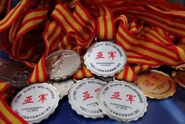 市场动态：美股强劲反弹 加密股飙升 黄金银价上扬